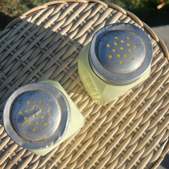 1930 McKee Glass Co, Seville Sugar Flour Shaker Set Custard Yellow Uranium Glass - Picture 4 of 13